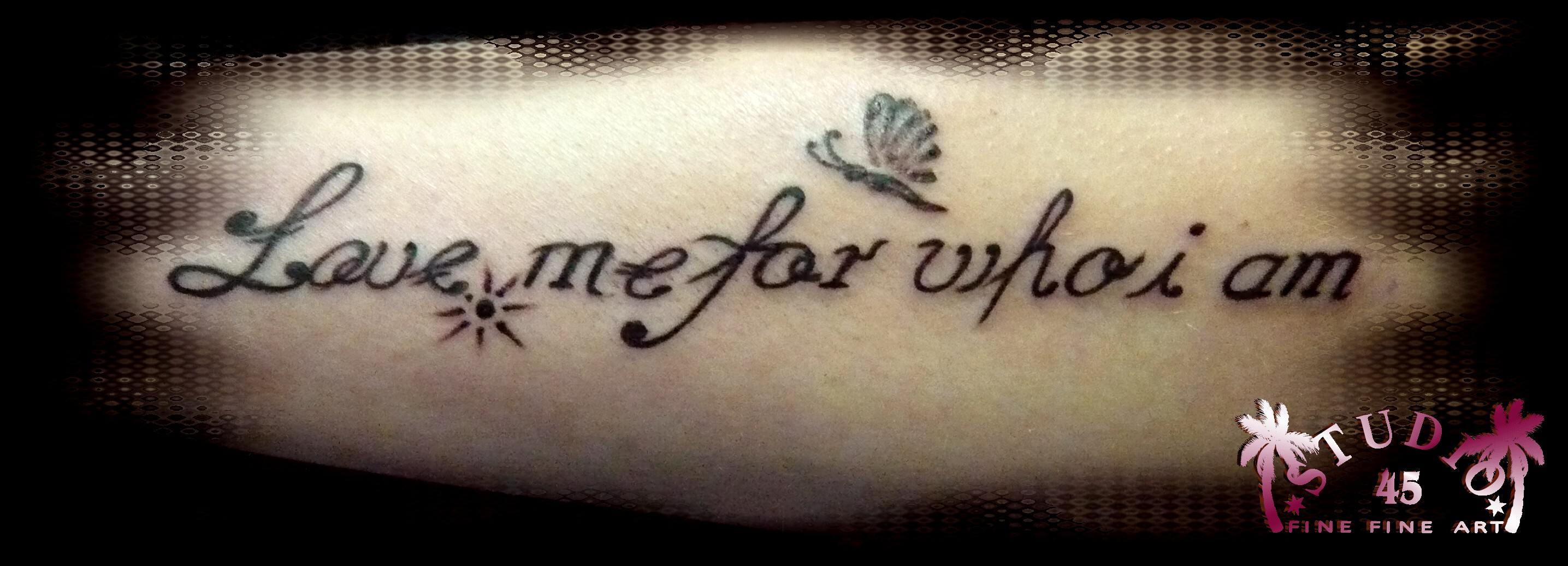 Schriftzug Love me for who I am Unterarm außen Recklinghausen STUDIO 45